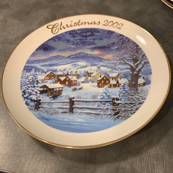 HOME FOR THE HOLIDAYS. 2002 CHRISTMAS PLATE BY TOM NEWSOM - Picture 2 of 6